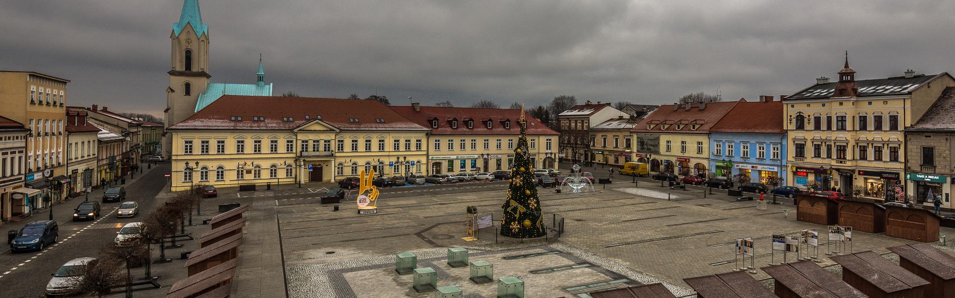 widok na rynek w Oświęcimiu z zabytkowymi kamienicami wokół