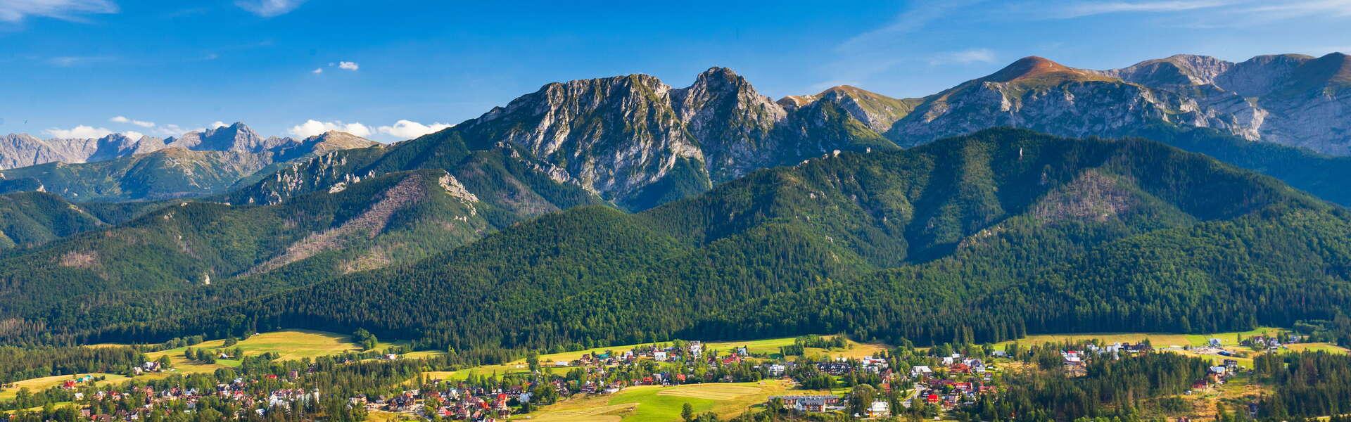 Widok z Gubałówki na Tatry i Zakopane w dole