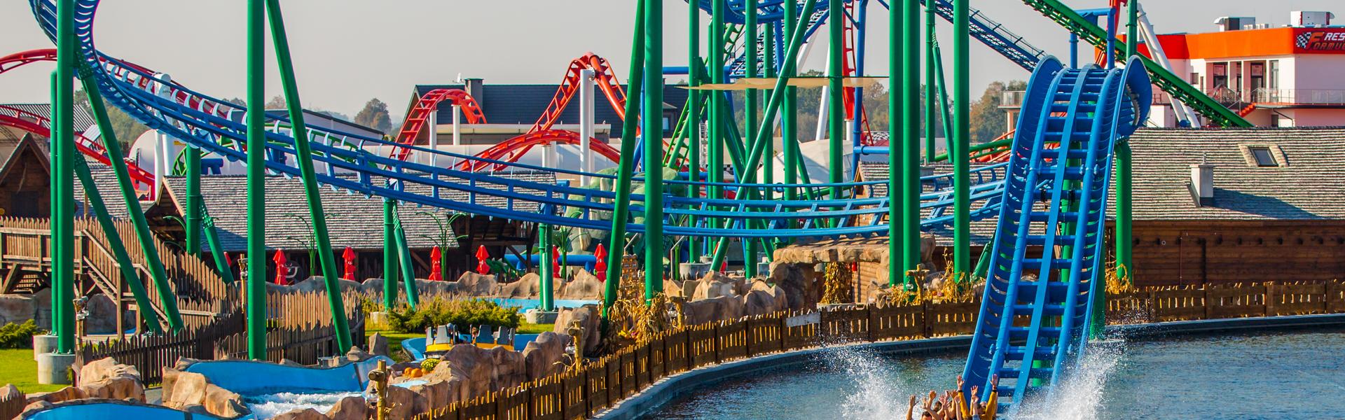 Blick auf die Rutschen im Freizeitpark Energylandia