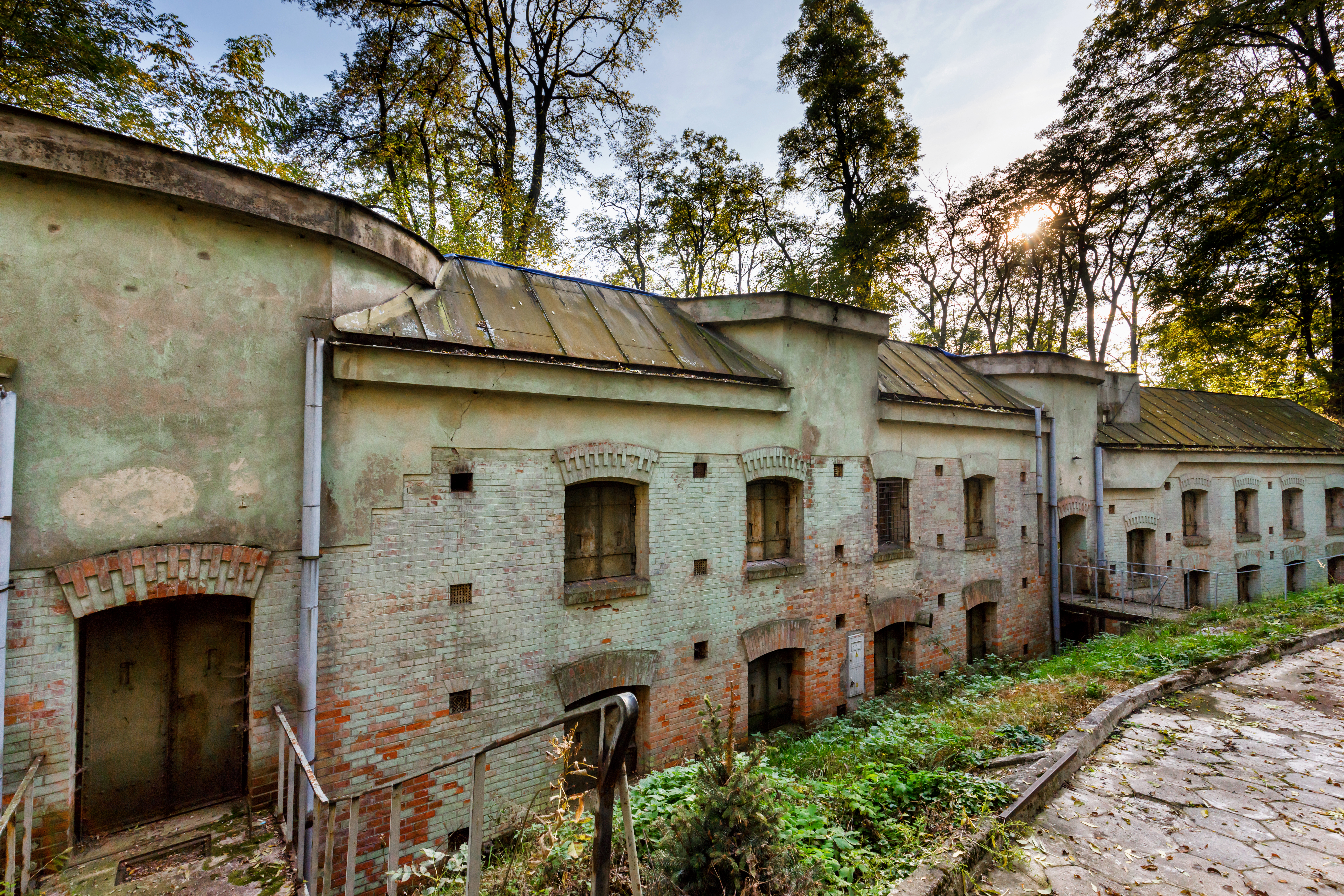 Fort Rajsko z grubymi murami wśród zieleni